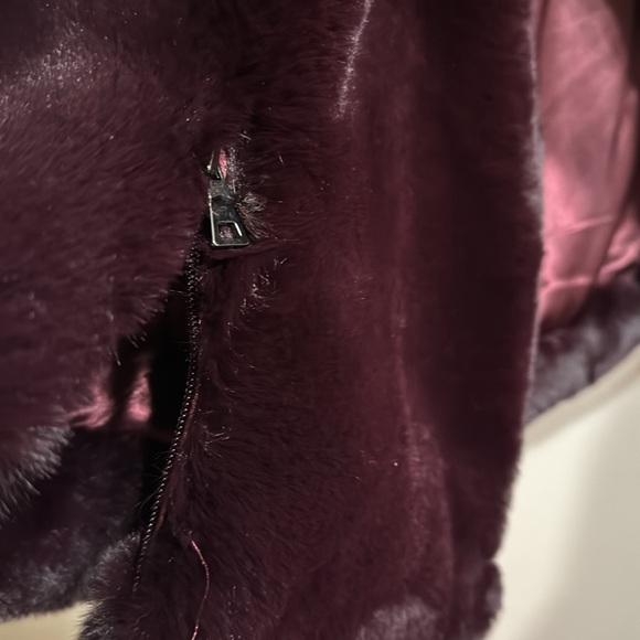Faux fur Betsey Johnson capelet, burgundy size large - Picture 6 of 8